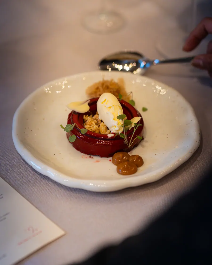 Dessert met rode gelei, crumble en een quenelle room