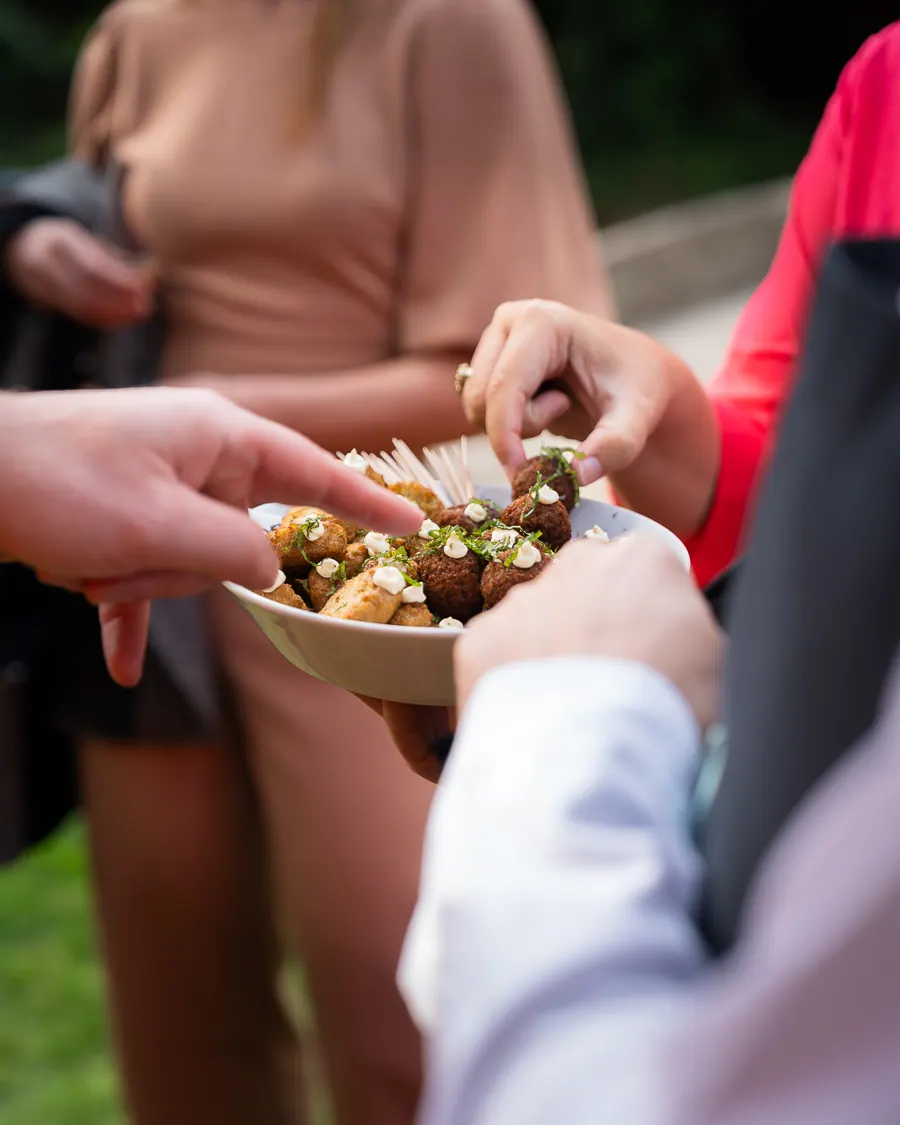 Gasten nemen kroketjes met munt uit een kom